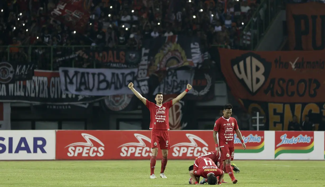 Pemain Persija Jakarta merayakan kemenangan saat melawang Tira Persikabo pada laga Shopee Liga 1 di Stadion Patriot Chandrabhaga, Bekasi, Minggu (3/11). Persija menang 2-0 atas Tira Persikabo. (Bola.com/Yoppy Renato)