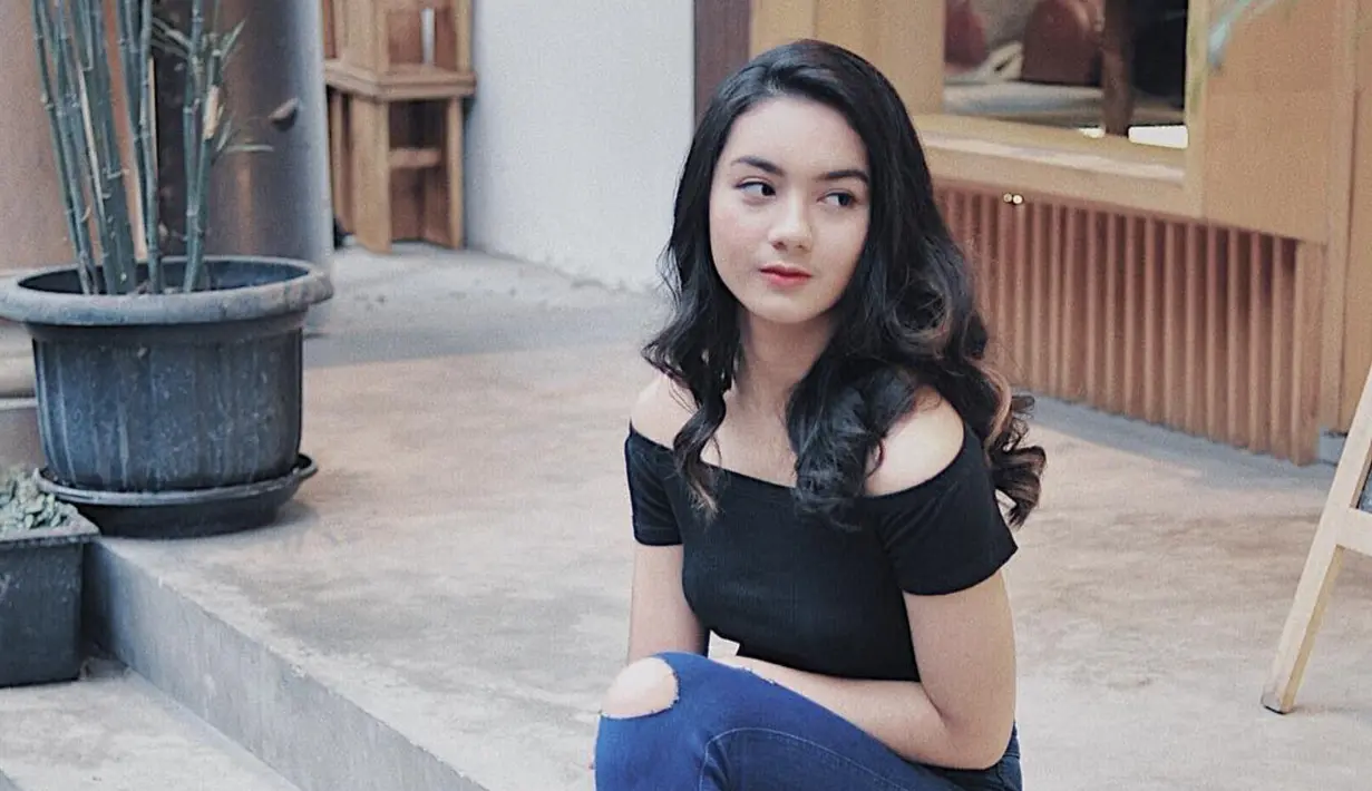 Ersya Aurelia kerap kali tampil dalam pakaian yang menonjolkan warna kulitnya yang kuning langsat. Salah satu warna pakaian yang kerap ia kenakan adalah warna hitam. (Liputan6.com/IG/ersyaurel)