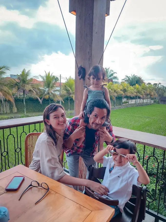 [Fimela] Terlihat Berkarisma, Ini 6 Potret Edward Akbar Saat Momong 2 Anaknya