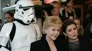 Jelang hari Natal kemarin, Carrie Fisher terkena serangan jantung dan kondisinya cukup mengkhawatirkan. Sebagi ibu, Debbie Reynolds memberitahu kondisi anaknya saat ini lewat tulisannya di  media sosial. (AFP/Bintang.com)