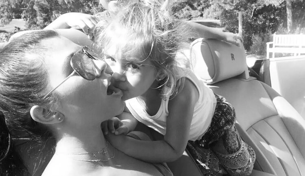 Terlihat, Penelope pun seakan tak bisa lepas dari sang ibu. Kecupan mesra di pipi pun ia berikan. (instagram/kourtneykardash)