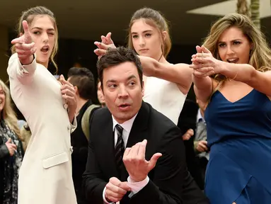 Pembawa acara Golden Globe Awards ke-74, Jimmy Fallon berpose dengan Miss Golden Globes 2017, Sistine, Scarlet dan Sophia Stallone dalam persiapan Golden Globe Awards di Beverly Hilton, Beverly Hills,(4/1). (Chris Pizzello/Invision/AP)