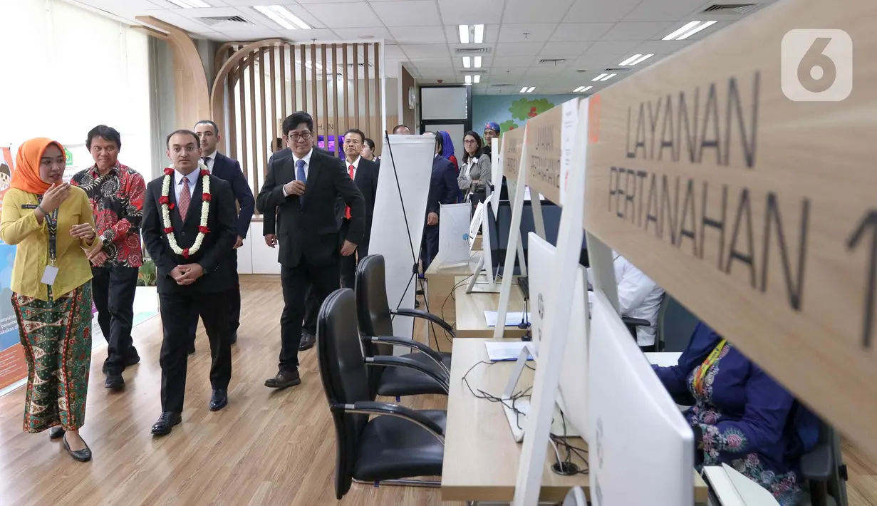 Kedatangan Kepala Badan Pelayanan Publik dan Inovasi Sosial Azerbaijan, Ulvi Mehdiyev (tengah) disambut langsung Kepala Dinas Penanaman Modal dan Pelayanan Terpadu Satu Pintu (DPMPSTP) DKI Jakarta Benni Aguscandra (kiri). (Liputan6.com/Herman Zakharia)