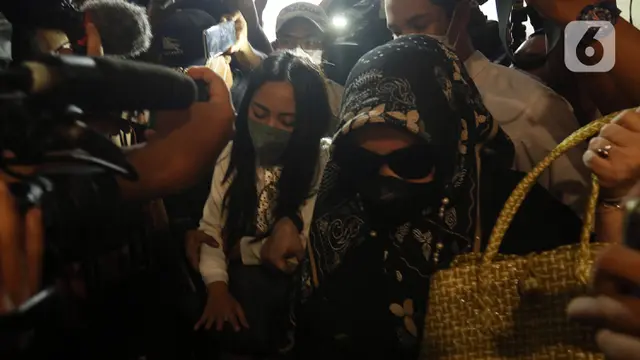 FOTO: Rachel Vennya Penuhi Panggilan Polisi Terkait Kabur Karantina