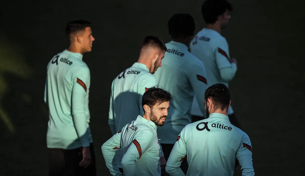 Pemain Portugal Bernardo Silva (tengah) saat sesi latihan dengan rekan satu timnya jelang menghadapi Turki pada pertandingan sepak bola kualifikasi Piala Dunia 2022 di kamp pelatihan Cidade do Futebol, Oeiras, Portugal, 21 Maret 2022. (PATRICIA DE MELO MOREIRA/AFP)
