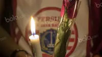 Suporter Persija, The Jakmania, melakukan aksi tabur bunga dan menyalakan lilin mengenang anggotnya Muhammad Fahreza, yang meninggal diduga akibat kekerasan di SUGBK, Jakarta, Senin (16/5/2016). (Bola.com/Vitalis Yogi Trisna)