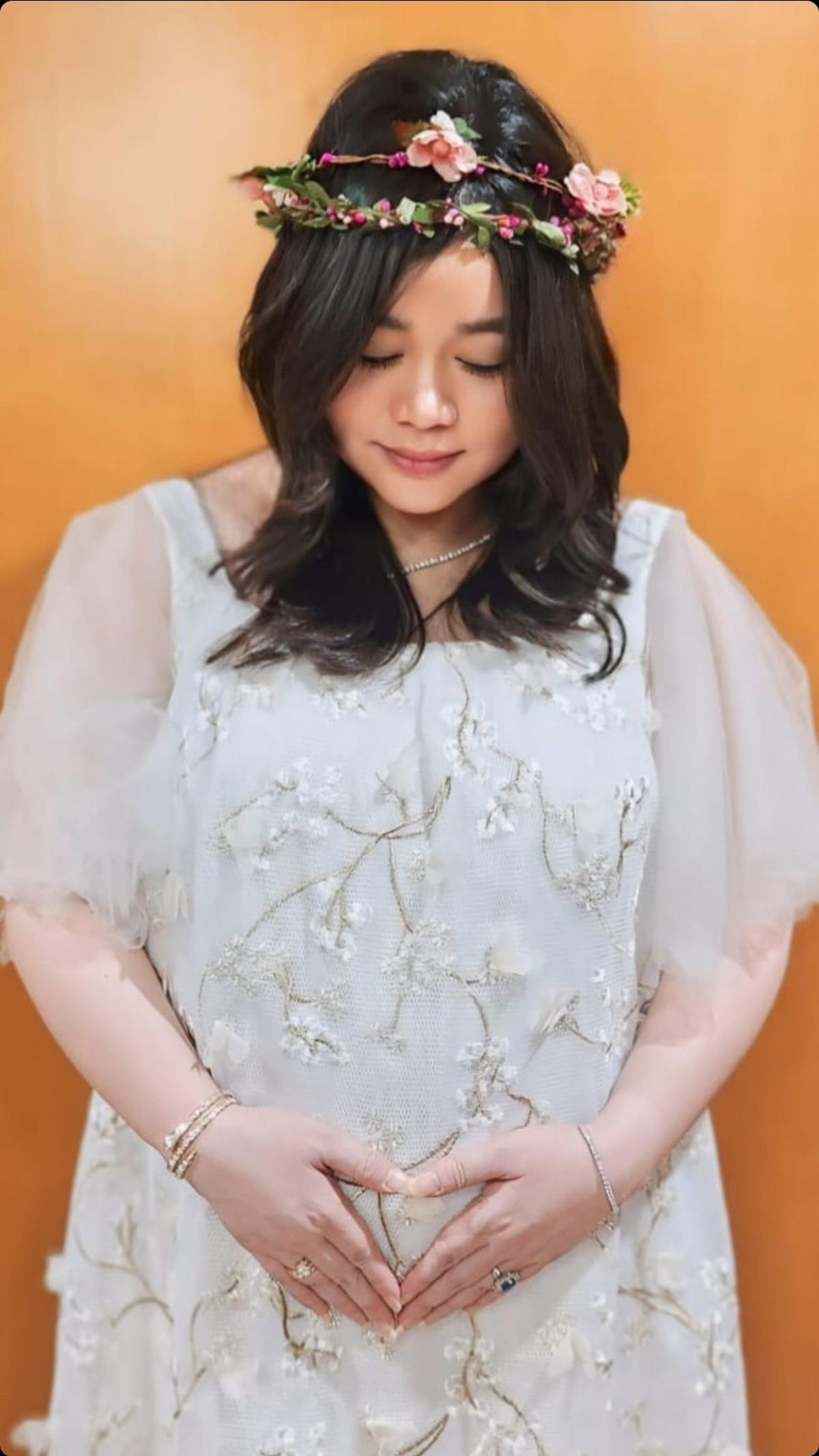 "Ci Oliv udah memasuki minggu ke-35 kayaknya, udah 8 bulan 2 minggu lebih. Intinya Juli pertengahan kemungkinan udah lahiran," ungkap Denny Sumargo saat ditemui di kawasan Gondangdia, Jakarta Pusat, Minggu (30/6).
