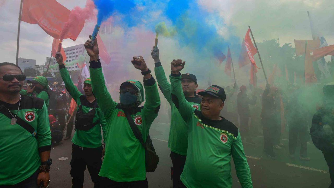 FOTO: Ribuan Buruh Geruduk DPR, Usung Enam Tuntutan Utama