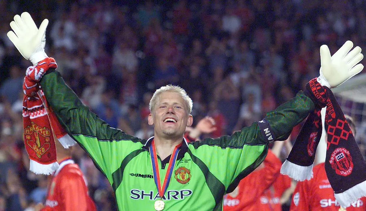 1. Peter Schmeichel - Peter Schmeichel, merupakan kiper paling luar biasa yang pernah bermain di Liga Premier Inggris. Bersama Manchester United, Schmeichel meraih 5 gelar Liga Premier Inggris, 3 trofi FA Cup, 1 gelar Liga Champions dan 1 piala UEFA Super Cup. (AFP/Eric Cabanis)