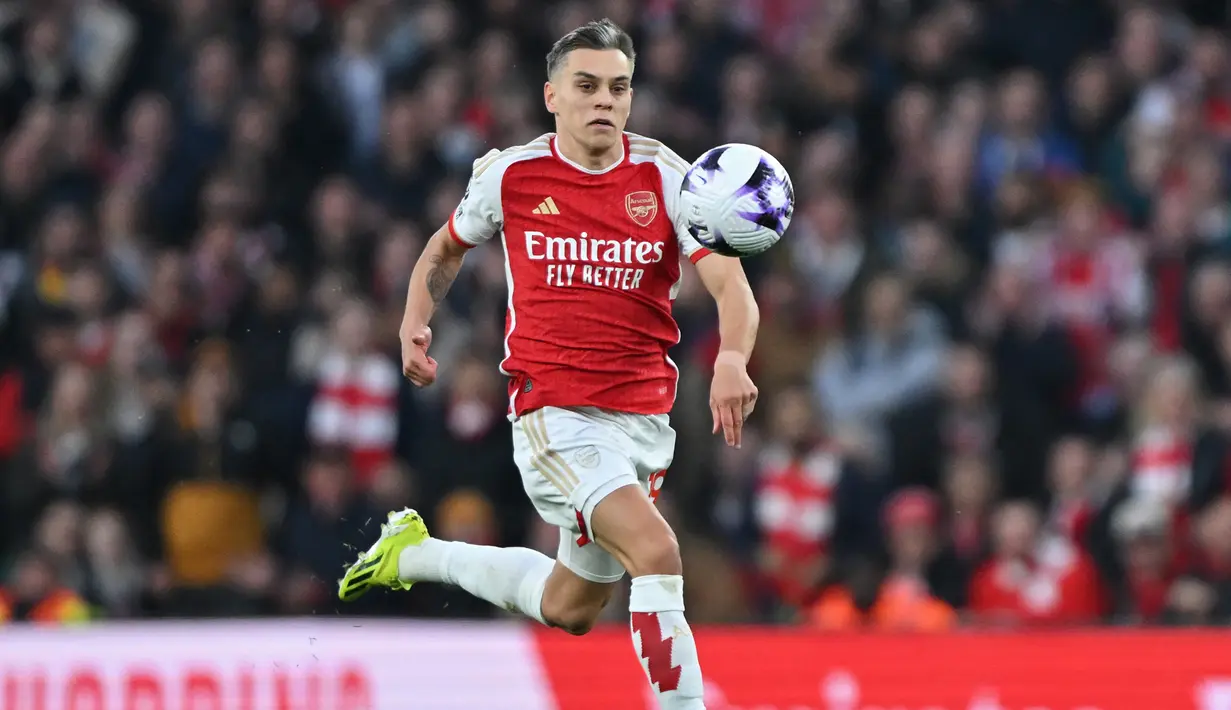 Arsenal mendatangkan Leandro Trossard dari Brighton & Hove Albion pada bursa transfer Januari 2023 lalu. Saat ini Trossard memakai nomor punggung 19 di Emirates Stadium. Dia bisa saja beralih ke nomor 10 pada musim depan mengingat semakin penting perannya di klub. (JUSTIN TALLIS / AFP)