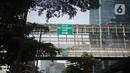 Suasana JPO yang juga akses menuju Halte Transjakarta Karet di Jakarta, Kamis (12/11/2020). Pemerintah Provinsi (Pemprov) DKI Jakarta akan merevitalisasi jembatan penyeberangan orang (JPO) di Jalan Sudirman, Jakarta Pusat, tepatnya di depan Hotel Le Meridien. (Liputan6.com/Immanuel Antonius)
