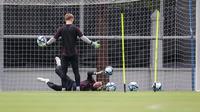 Dua kiper Timnas Jerman U-17, Max Schmitt (kanan) dan Louis Babatz melakukan latihan menjelang laga final Piala Dunia U-17 2023 di Lapangan Kota Barat, Solo, Kamis (30/11/2023). (Bola.com/Bagaskara Lazuardi)