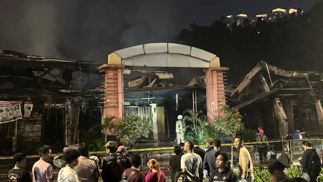Kebakaran di Pasar Taman Puring, Kebayoran Baru, Jakarta Selatan mulai padam, Senin malam (28/7/2025). Api berkobar sejak pukul 18.02 WIB dan membuat panik para pedagang yang masih berada di lokasi. (Liputan6.com/Nanda Perdana Putra)