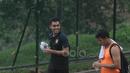 Kapten Thailand, Teerasil Dangda (kiri) usai menjalani latihan tertutup bersama rekan-rekannya jelang Final Piala AFF 2016 leg pertama di lapangan Sekolah Pelita Harapan, Sentul. (Bola.com/Nicklas Hanoatubun)