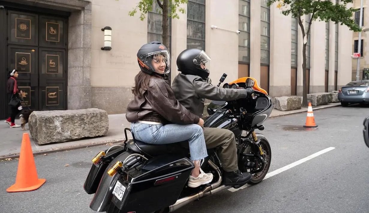 Pasangan selebriti ini tampil jadi biker couple dengan mengendarai motor gede berbalut jaket kulit [@raffinagita1717]