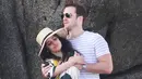 Dilansir dari US Magazine, Camila terlihat tengah berkecan cengan Matthew Hussey saat liburan ke Meksiko pada Februari lalu. (USMagazine)