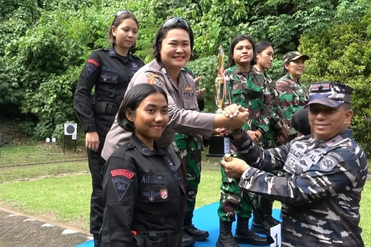 Kegiatan eksebisi menembak pistol ini dilaksanakan oleh Lantamal VIII Manado di Lapangan Tembak Pistol Markas Komando Lantamal VIII, Manado, Sulut Selasa (13/12/2022).