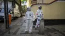 Akuntan Brasil Tercio Galdino (66) dan istrinya Alicea Galdino mengenakan pakaian pelindung mirip astronaut saat berjalan menuju Pantai Copacabana di Rio de Janeiro, Brasil, 12 Juli 2020. (Mauro Pimentel/AFP)