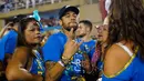 Penyerang Paris Saint-Germain, Neymar bersama rekan-rekannya saat menghadiri parade pertunjukan sekolah samba Vila Isabel selama Karnaval Rio de Janeiro di Sambadrome, Brasil (4/3). (AP Photo/Mauro Pimentel)