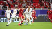 Striker Timnas Indonesia, Rafael Struick (tengah) menguasai bola di antara dua pemain Timnas Irak, Suad Natiq (kiri) dan Osama Rashid pada laga pertama Grup D Piala Asia 2023 Qatar di Ahmad bin Ali Stadium, Al-Rayyan, Doha, Senin (15/1/2024). (Dok. PSSI)