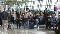 Calon penumpang menunggu penerbangan di Terminal 3 Bandara-Soekarno Hatta, Tangerang, Banten, Minggu (22/12/2019). Manajemen Bandara Soekarno-Hatta menyiapkan 478 pesawat ekstra untuk mengantisipasi lonjakan penumpang saat mudik libur Natal dan Tahun Baru. (Liputan6.com/Angga Yuniar)