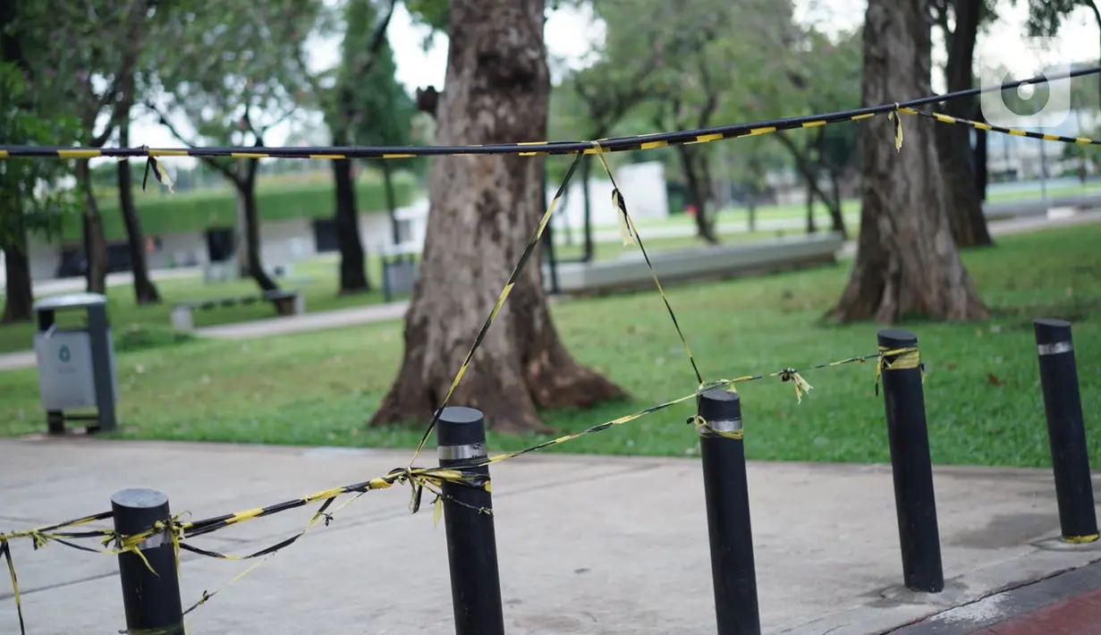 Suasana Taman Lapangan Banteng yang tutup di Jakarta, Minggu (20/9/2020). Seluruh taman kota dan hutan kota ditutup kembali untuk sementara terkait pemberlakuan PSBB total di Jakarta guna menekan penyebaran virus covid-19. (Liputan6.com/Immanuel Antonius)