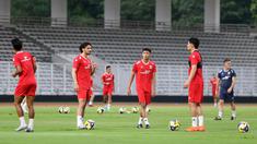 Sejumlah pemain Timnas Indonesia melakoni latihan resmi menjelang laga FIFA Series 2026 melawan St Kitts and Nevis di Stadion Madya, Senayan, Jakarta, Kamis (26/03/2026). (Bola.com/M Iqbal Ichsan)