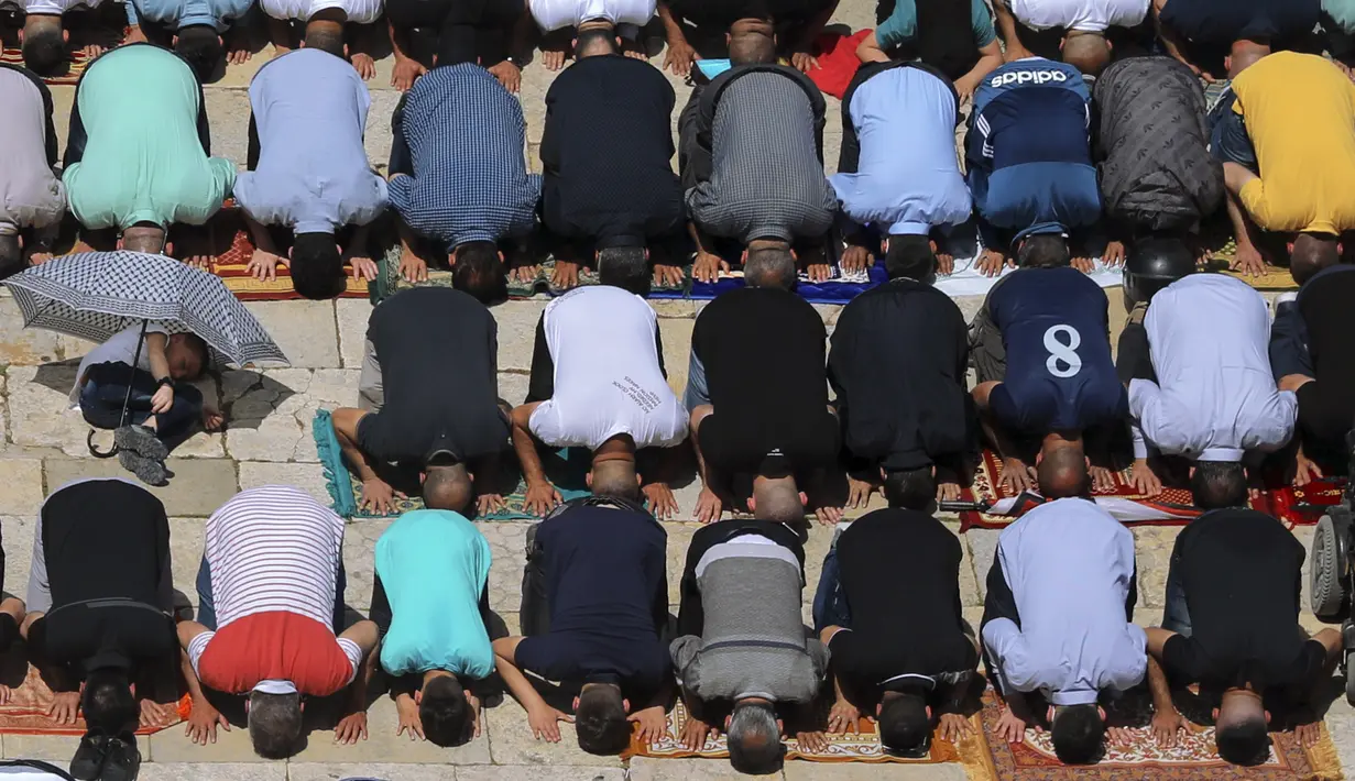 Jemaah Palestina melaksanakan Sholat Jumat pertama bulan suci Ramadhan di kompleks Masjid Al Aqsa di kota tua Yerusalem, Jumat (16/4/2021).  Puluhan ribu umat Muslim berkumpul di alun-alun Yerusalem melaksanakan Sholat Jumat setelah penguncian virus corona tahun lalu. (AP Photo/Mahmoud Illean)