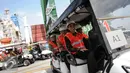 Presiden Jokowi meninjau New Priok Container Terminal (NPCT) 1, Pelabuhan Tanjung Priok, Jakarta, (13/9). Terminal diproyeksikan dapat melayani kapal petikemas berkapasitas I3.000-15.000 TEUs dengan bobot di atas 150.000 DWT. (Liputan6.com/Faizal Fanani)