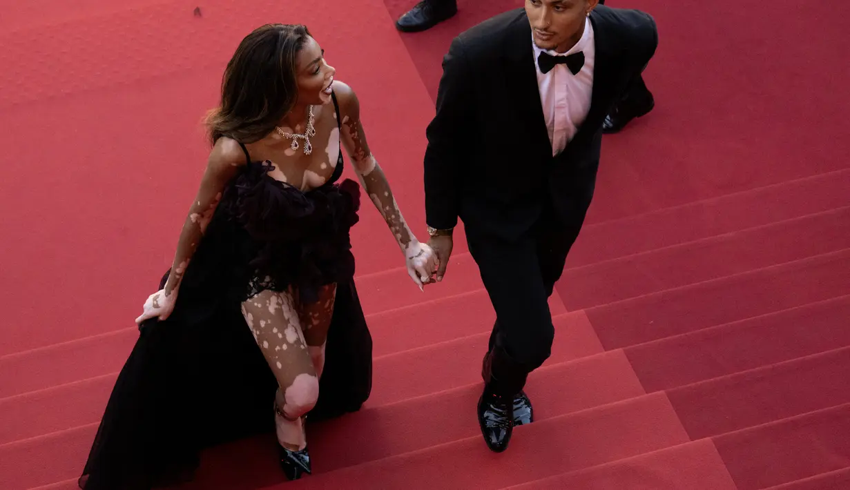 Harlow ditemani oleh kekasihnya yang seorang bintang NBA, Kyle Kuzma, yang mengenakan tuksedo hitam untuk acara tersebut. (Antonin THUILLIER / AFP)