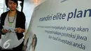 Karyawan menunjukkan paparan Mandiri Elite Plan, di mana nasabah bisa menikmati manfaat uang pertanggungan hingga 50 kali dari premi dasar. (Liputan6.com/Angga Yuniar)