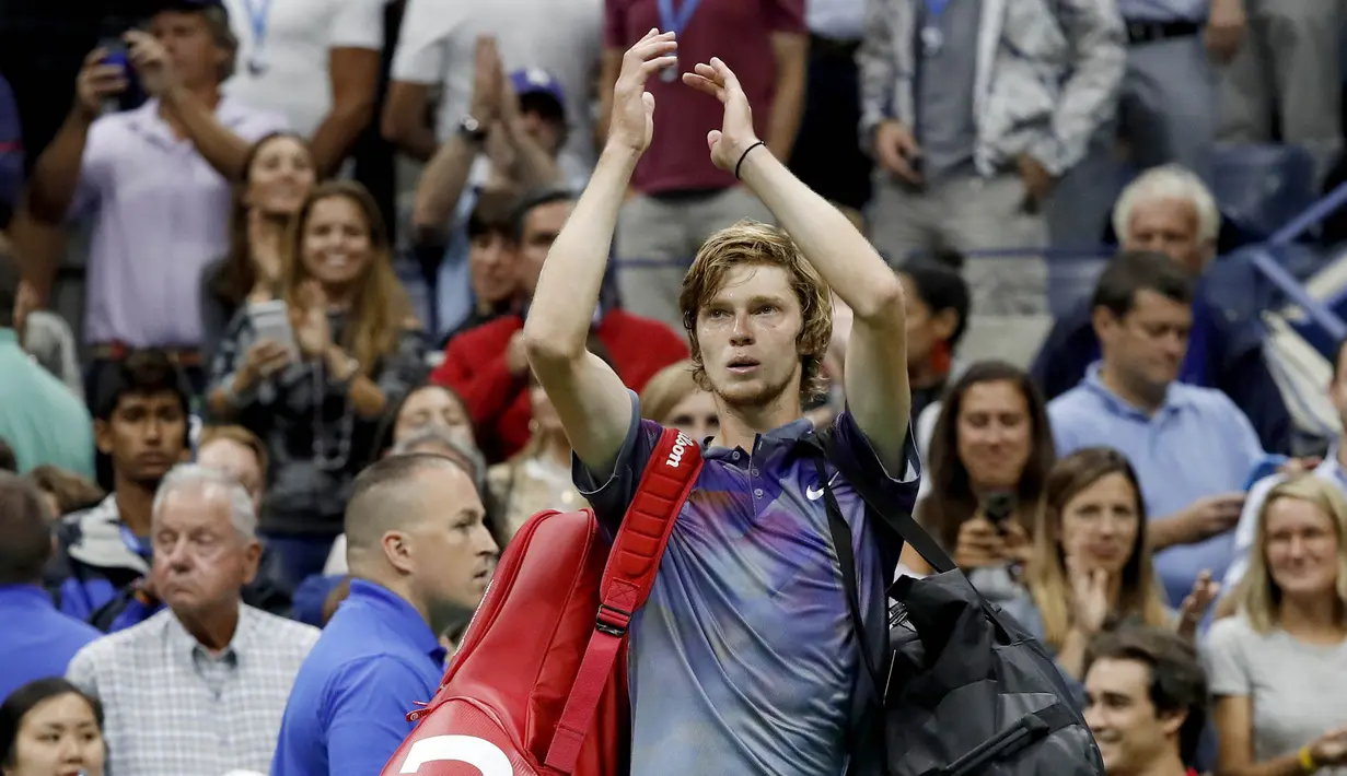 Petenis Rusia, Andrey Rublev, memberikan aplaus usai bertanding melawan petenis Spanyol, Rafael Nadal, pada laga turnamen AS Terbuka di New York, Rabu (6/9/2017). Nadal menang 3 set langsung 6-1, 6-1 dan 6-2 atas Andrey Rublev. (AP/Adam Hunger)