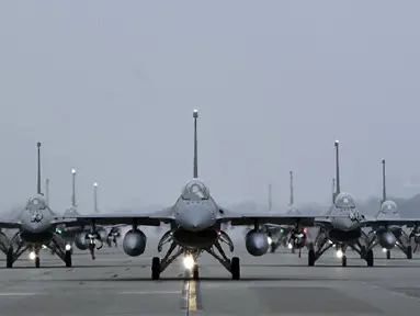 Jet tempur F-16V Angkatan Udara Taiwan berada pada landasan pacu saat latihan di Chiayi, Taiwan, Rabu (5/1/2022). Pilot Angkatan Udara Taiwan melakukan latihan untuk mensimulasikan intersepsi pesawat China ke zona identifikasi pertahanan udara Taiwan. (Sam Yeh/AFP)