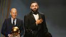 Trofi Ballon d'Or untuk Benzema semakin terasa spesial karena diumumkan langsung oleh Zidane, pemain Perancis terakhir yang memenangi gelar tersebut sekaligus mantan pelatihnya di Real Madrid. (AP/Francois Mori)