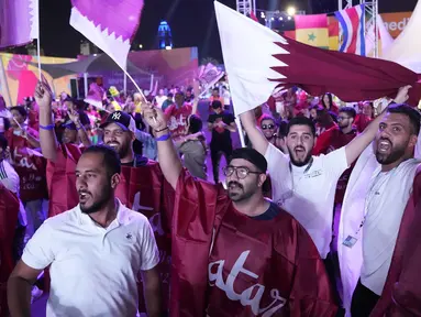 Pendukung Timnas Qatar memadati area Hayya Fan Zone saat menyaksikan pembukaan Piala Dunia 2022 pada Minggu (20/11/2022). (AP/Lee Jin-man)