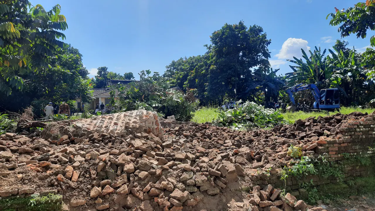 Pagar Tembok Bekas Rumah Patih Keraton Kartasura Dijebol