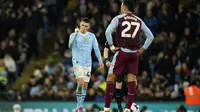 Selebrasi gelandang Manchester City, Phil Foden (kiri) setelah mencetak gol ketiga timnya ke gawang Aston Villa pada laga pekan ke-31 Premier League 2023/2024 di Etihad Stadium, Manchester, Rabu (3/4/2024) malam. (AP Photo/Dave Thompson)