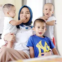 Mantan penyanyi cilik Enno Lerian sudah jarang terlihat di layar kaca maupun layar lebar. Bintang sinetron dan penyanyi itu fokus mengurus empat anak laki-lakinya. (instagram/ennolerian_)