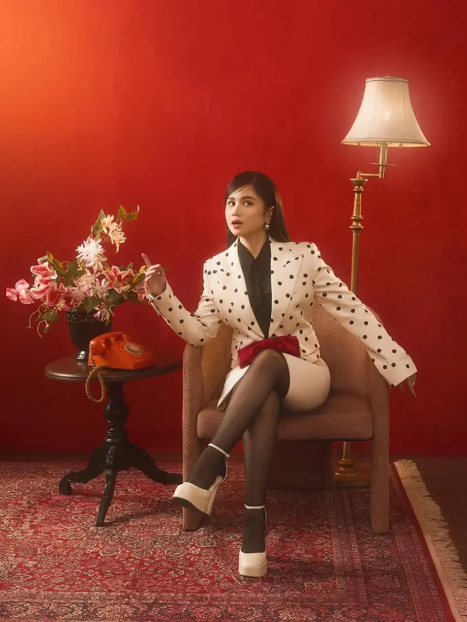 Tissa Biani Tampil Chic dengan Busana Polkadot Valentino, Ikut Meriahkan Tren Comeback Summer 2025