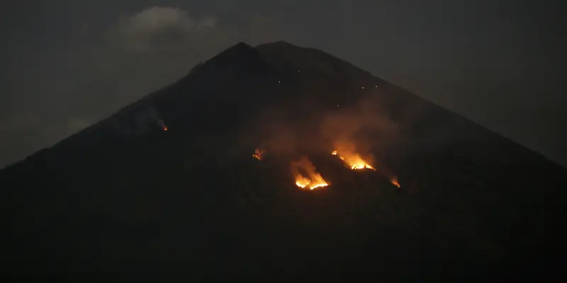 Gunung Agung Semburkan Lava Pijar