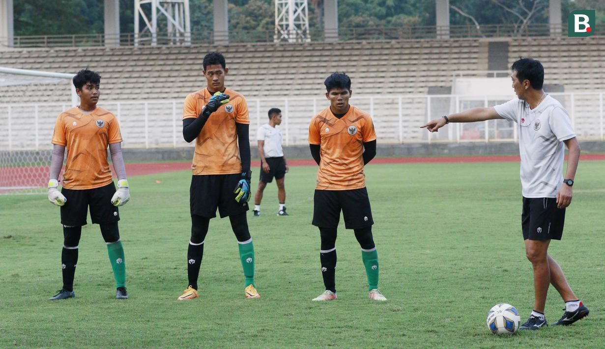 Sesekali ia juga memberi peringatan keras kepada para kiper yang kurang maksimal saat berlatih. (Bola.com/M Iqbal Ichsan)