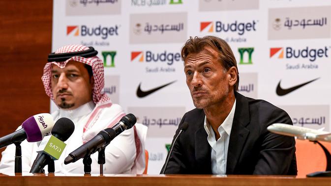 Pelatih asal Prancis, Herve Renard (kanan) dan ketua Federasi Sepakbola Saudi Yasser Almisehal (kiri) saat konferensi pers di Jeddah (5/8/2019). Sebelumnya Timnas Arab Saudi ditangani oleh Juan Antonio Pizzi. (AFP Photo/Amer Hilabi)