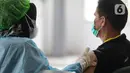 <p>Petugas kesehatan memberikan vaksin booster dosis kedua atau vaksinasi dosis keempat untuk tenaga kesehatan relawan yang bertugas di RSDC, Wisma Atlit, Kemayoran, Jakarta. Rabu (3/8/2022). Pemerintah melalui Kementerian Kesehatan (Kemenkes) mulai melaksanakan pemberian vaksinasi Covid-19 dosis keempat atau booster kedua bagi para tenaga kesehatan (nakes). (Liputan6.com/Faizal Fanani)</p>