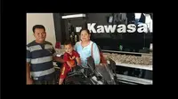 Eko Margono dan Ernawati membeli Kawasaki Ninja menggunakan uang receh.(@kawasaki_madiun/Instagram)