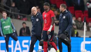 Cedera, Noni Madueke harus ditarik keluar dari laga uji coba antara Inggris vs Uruguay di Stadion Wembley, Sabtu (28/03/2026) dini hari WIB. (AP Photo/Alastair Grant)
