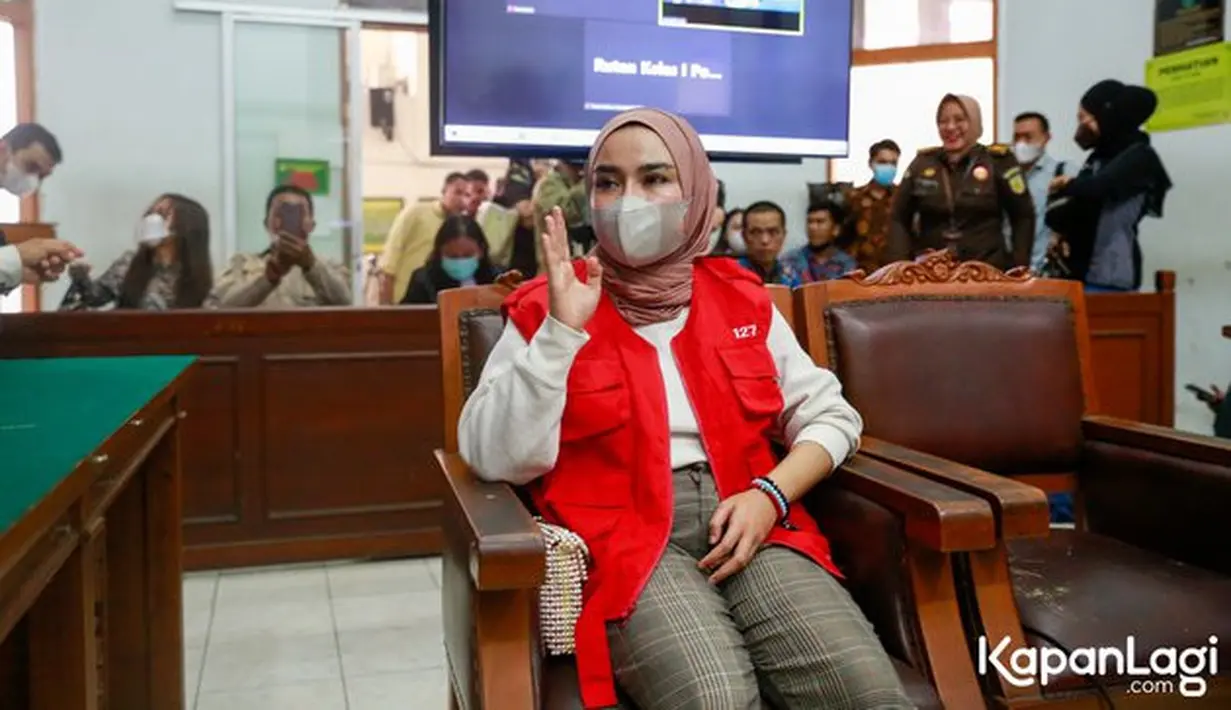Hal-hal yang meringankan dan memberatkan terdakwa dikatakan hakim dalam persidangan. Yang memberatkan adalah perbuatan Medina telah membuat psikologi korban terganggu. (Kapanlagi.com/Muhammad Akrom Sukarya)