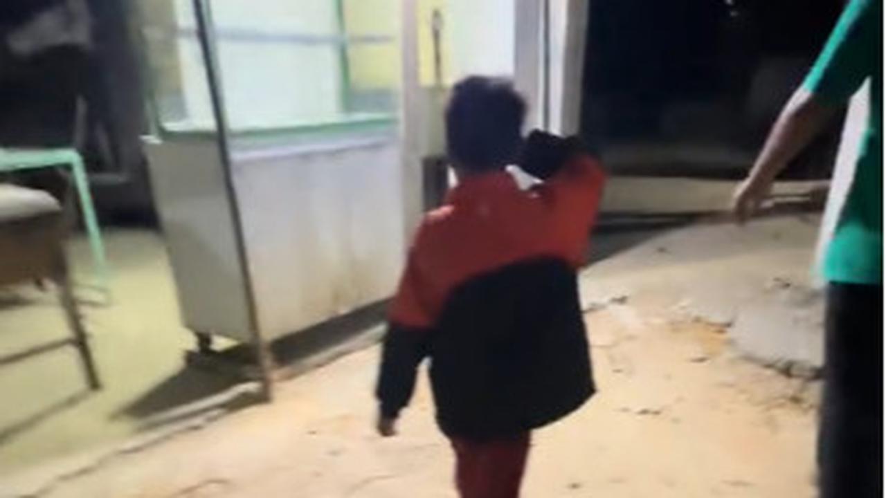 Tinggal Berdua di Rumah Sederhana, Bocah Laki-Laki Panik Nangis