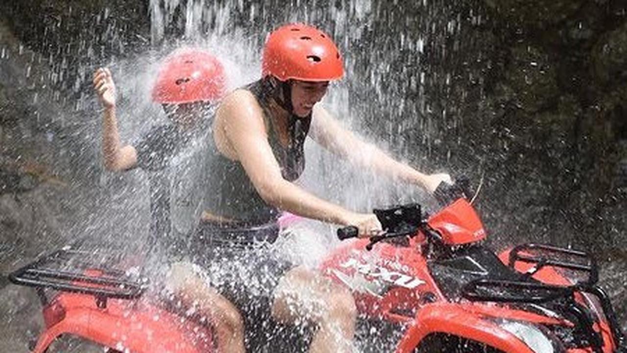 Meski dirinya terlihat feminin, Asha sebenarnya artis yang menyukai olahraga ekstrem. Ia pernah kedapatan bermain ATV di bawah air terjun dengan medan yang terjal.