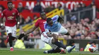 Pemain Manchester United, Aaron Wan-Bissaka, berebut bola dengan penyerang Manchester City, Raheem Sterling, pada laga Premier League di Stadion Old Trafford, Minggu (8/3/2020). Manchester United menang dengan skor 2-0. (AP/Dave Thompson)