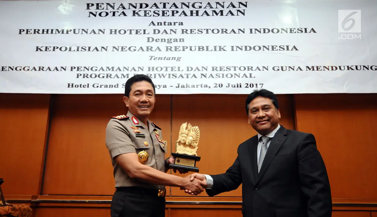 Kabaharkam Polri, Komjen Pol Putut Eko Bayuseno (kiri) bersama Ketua Umum PHRI, Hariyadi B.S.S bertukar cenderamata usai menandatangani MoU di Jakarta, Kamis, (20/7). MoU tentang Pengamanan Hotel dan Restoran. (Liputan6.com/Helmi Fithriansyah)
